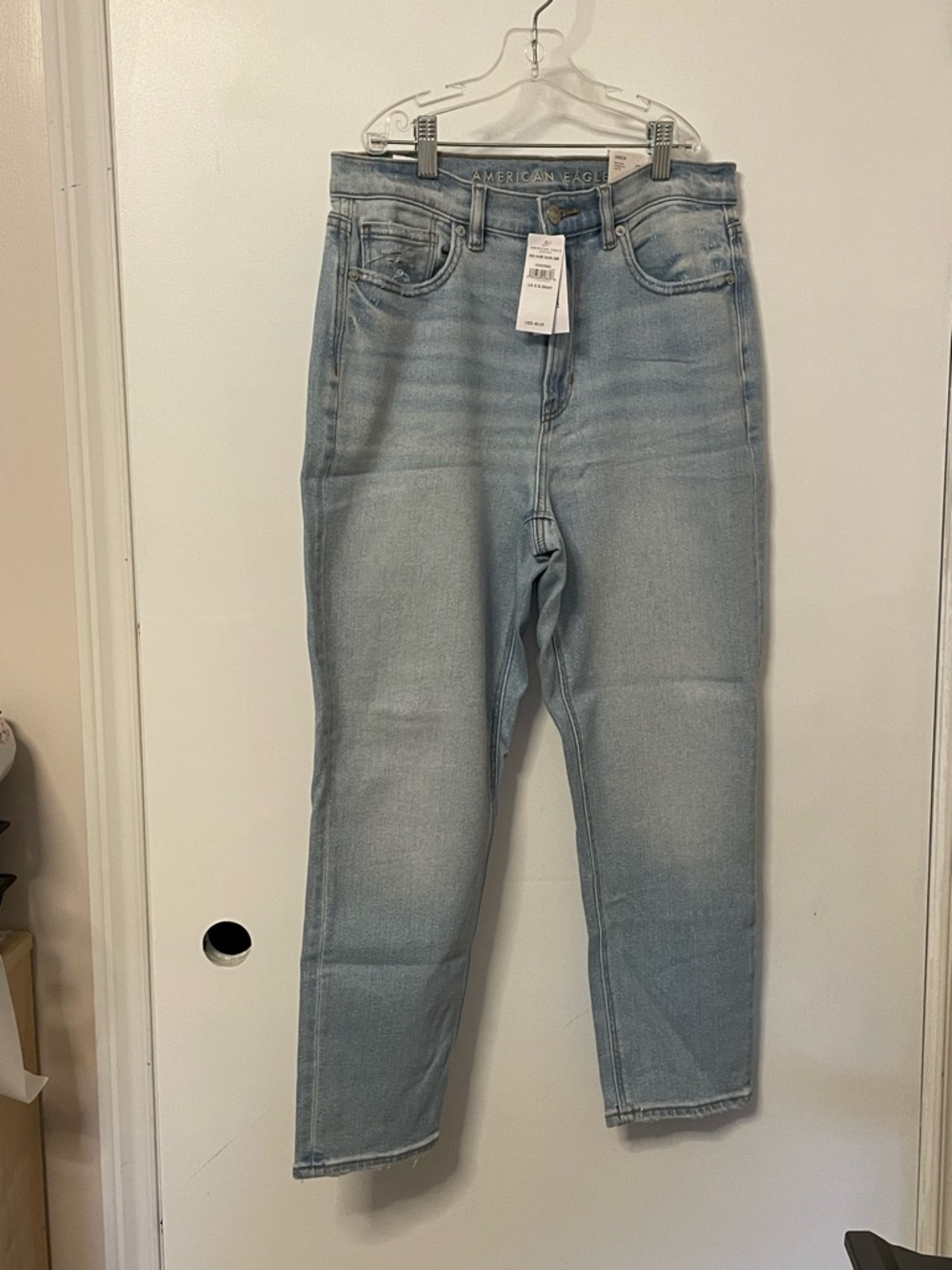 NWT American Eagle Outfitters Light Blue cropped Mom Jeans